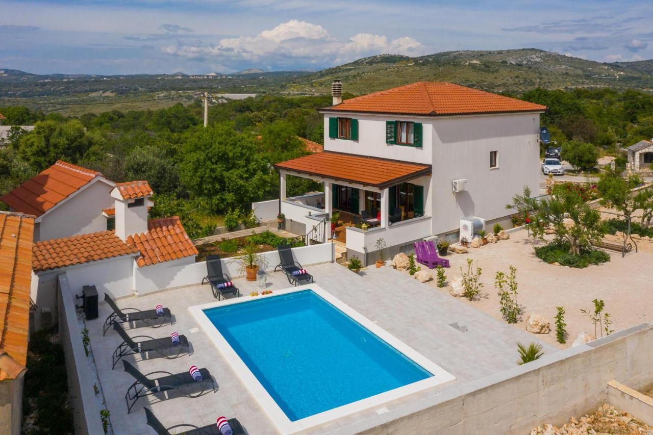 Sunshine Villa *
