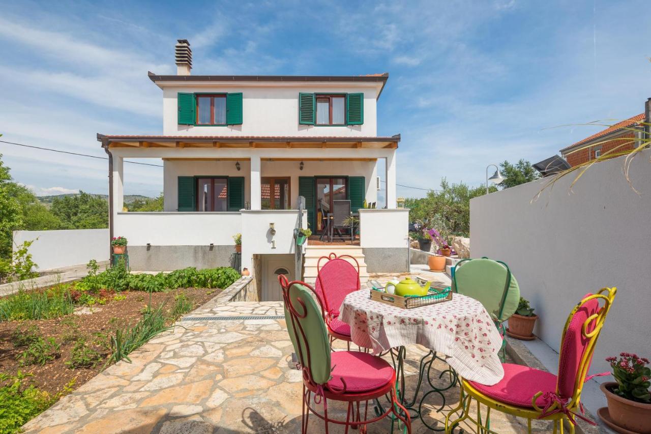 Sunshine Villa *
